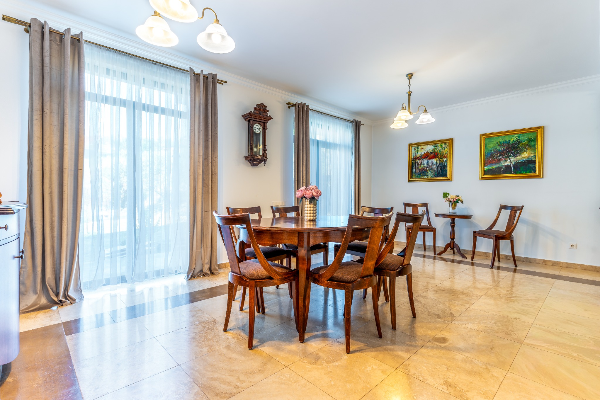 Zona de dining luminoasă